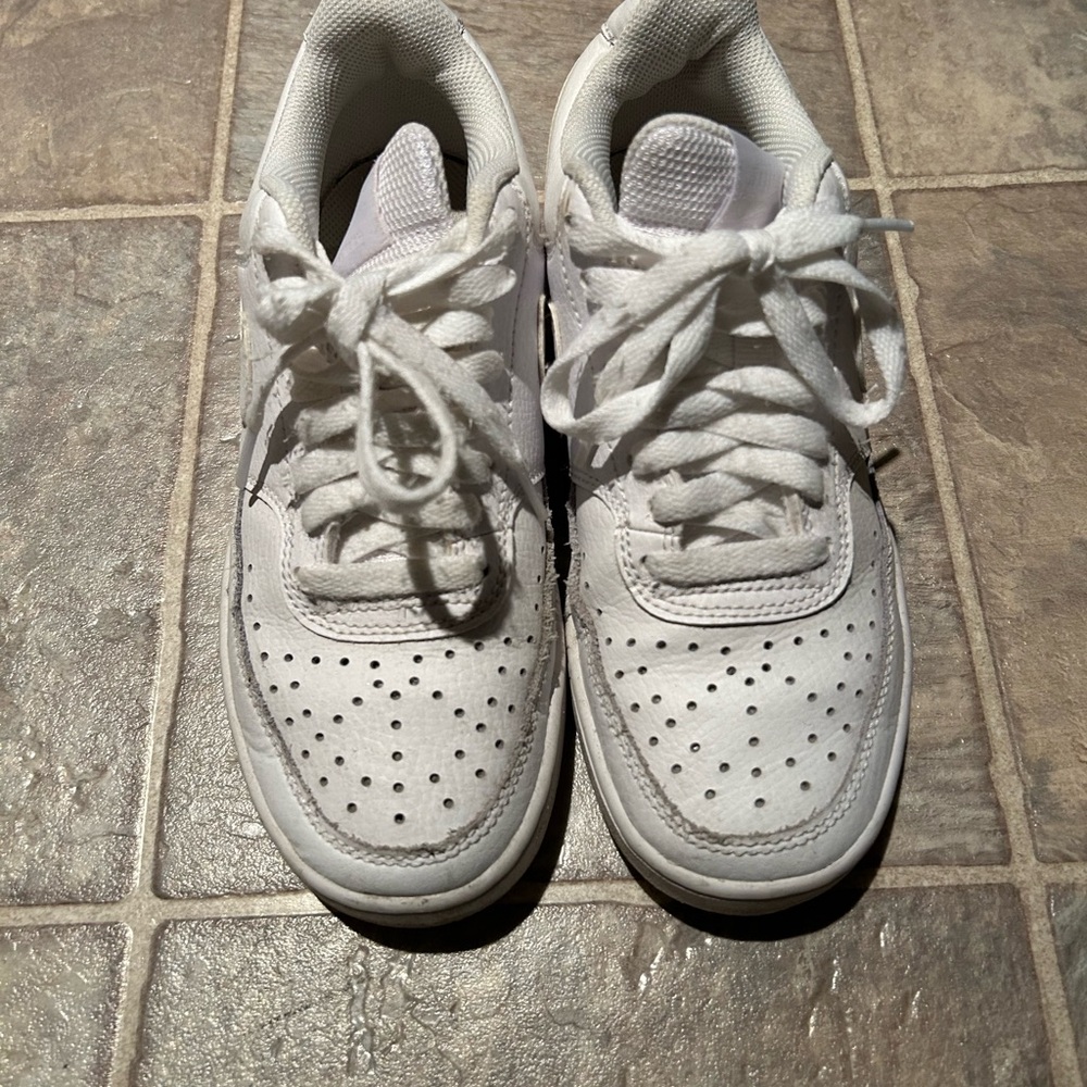 White Nike court - women size 5